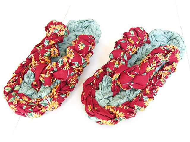 布編み棒大で8cm巾布をこま編みとひきぬき編み<br>鼻緒は12cm巾布を鎖編み